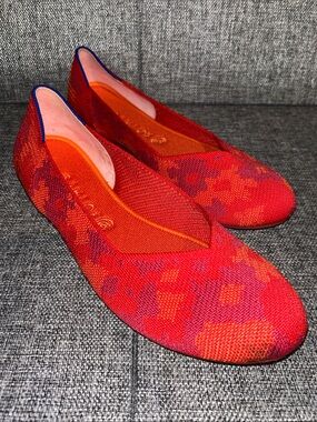 NEW - Rothy's RED BONTANICAMO
Rounded-Toe Flats in a red botanical print